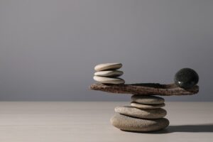 Mehrere Steine balancieren übereinander