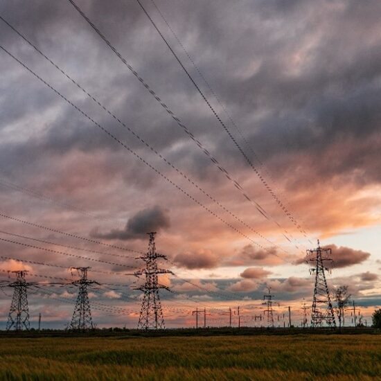 Strommasten vor Sonnenuntergang