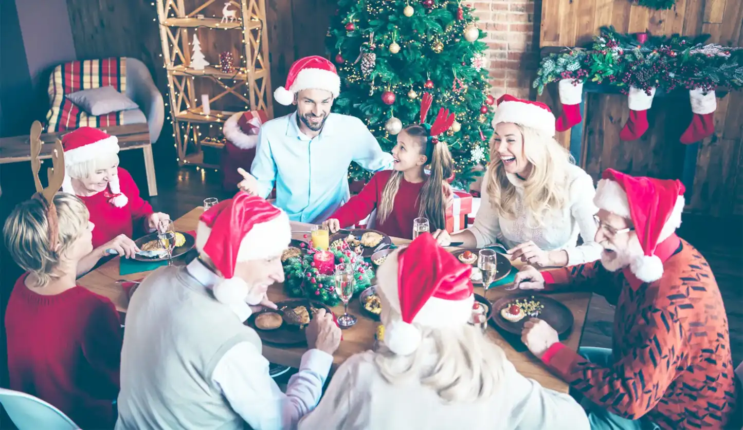 Familie unterm Christbaum